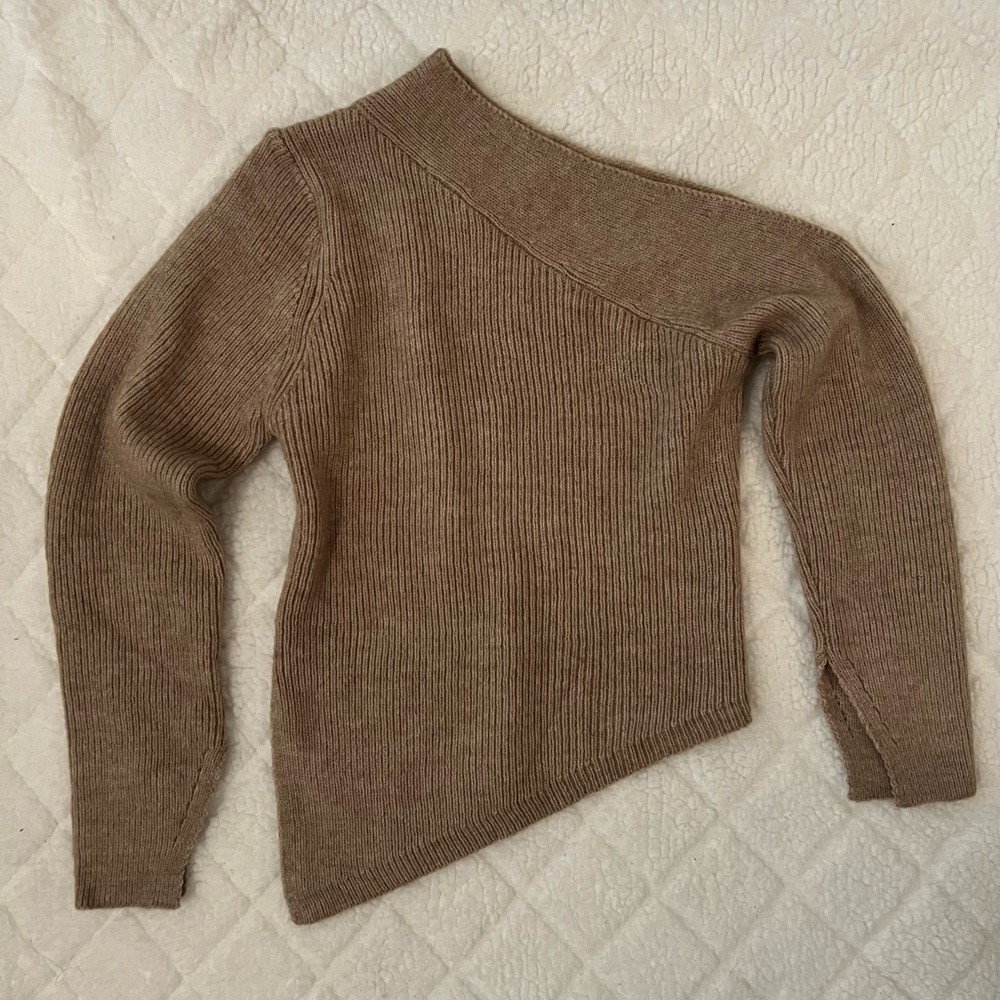 Asymmetrical Off the Shoulder Sweater 
Never worn 
Size S